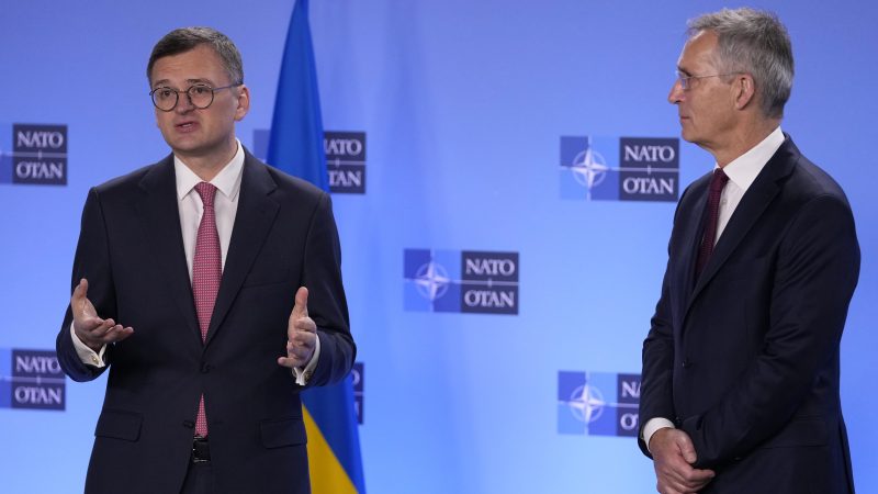 Vzhľadom na pokračujúce boje na Ukrajine členovia NATO a ďalší spojenci Ukrajiny pripravujú dlhodobé bezpečnostné záruky pre Kyjev. [TASR/AP Photo/Virginia Mayo]