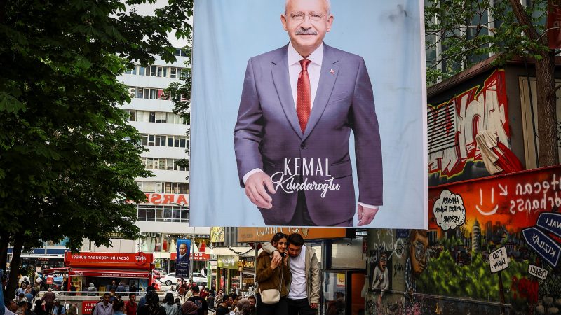 Kemal Kılıçdaroğlu skončil v prvom kole prezidentských volieb druhý, pričom získal o vyše dva milióny hlasov menej, ako úradujúci prezident. [EPA-EFE/Sedat Suna]