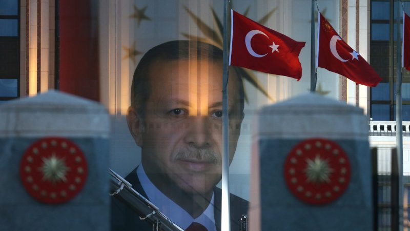 Erdoğan porazil svojho protivníka, síce v druhom kole, ale s rovnakým výsledkom, ako v rokoch 2014 a 2018 – s približne 52-percentnou podporou voličov. [EPA-EFE/Necati Savas]