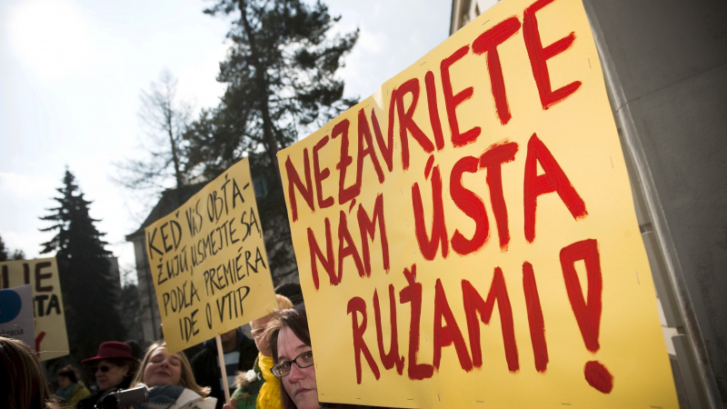 Protest pred Úradom vlády počas Medzinárodného dňa žien, 8. marca 2010 v Bratislave. [TASR/Tomáš Halász]