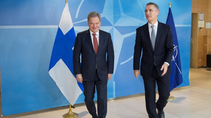 Fínsky prezident Sauli Niinistö a generálny tajomník NATO Jens Stoltenberg. [NATO/Flickr]