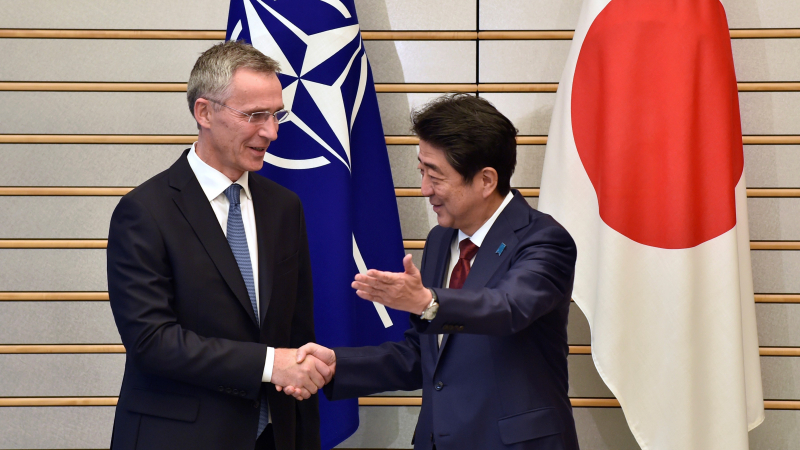 Generálny tajomník NATO Jens Stoltenberg na stretnutí s bývalým japonským premiérom Shinzom Abem v roku 2017. [EPA-EFE/Kazuhiro Nogi/ POOL]