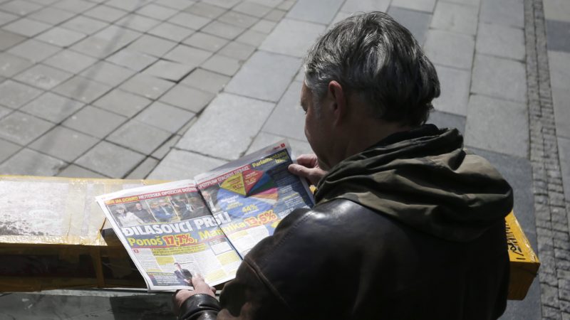 Najpopulárnejší srbský denník deň po invázií napísal na titulnej strane, že Ukrajina napadla Rusko. [EPA-EFE/Andrej Cukic]