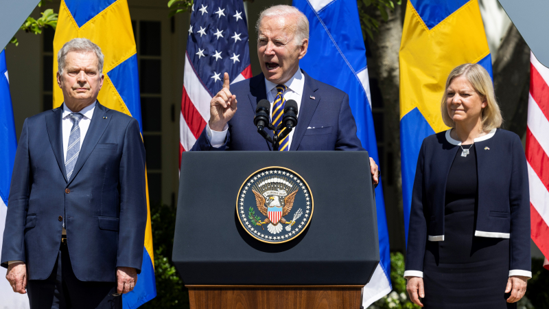 Švédska premiérka Magdalena Andersson a fínsky prezident Sauli Niinisto na stretnutí s americkým prezidentom Joeom Bidenom v Bielom dome. [EPA-EFE/Jim Lo Scalzo]