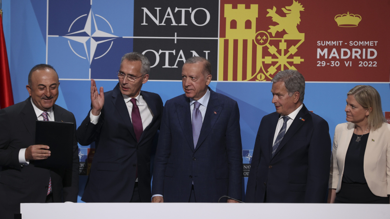 Turecko, Švédsko a Fínsko podpísali memorandum pod záštitou NATO. [EPA-EFE/Kiko Huesca]