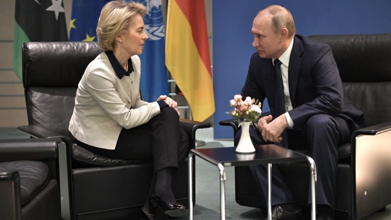 Ursula von der Leyen a Vladimír Putin. [EPA-EFE/Alexei Nikolsky/Sputnik/Kremeľ]
