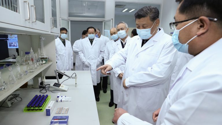 Čínsky prezident Xi Jinping v pekingskom laboratóriu. [EPA-EFE/Xinhua/Ju Peng]